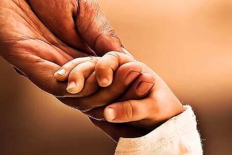 Помощь ребенку: когда требуется и как просить