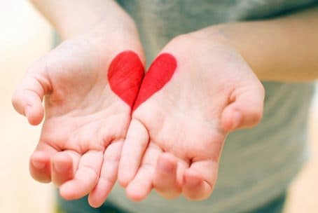 Почему помощь благотворительному фонду лучше, чем помощь родителям больного ребенка