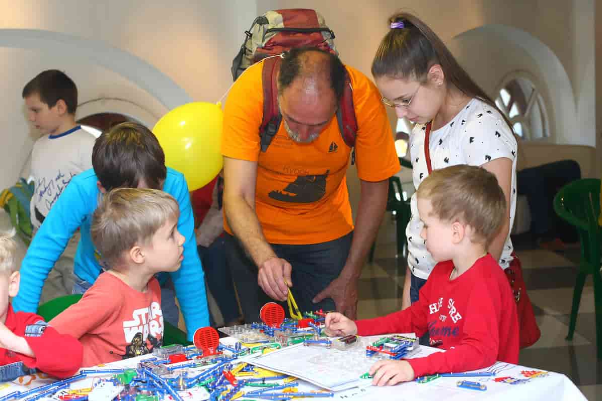 Как научить ребенка благотворительности