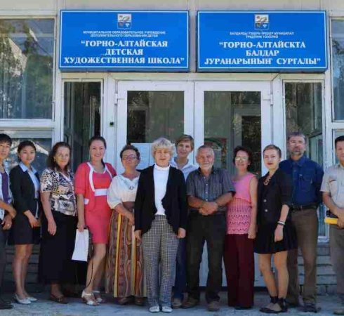 Фонд «Анна Мария» сотрудничает с Горно-Алтайской Детской художественной школой имени В. Н. Костина со дня основания